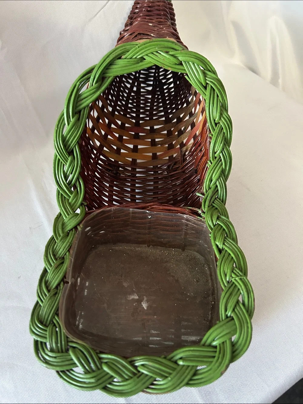 VTG two-tone wicker/rattan cornucopia basket with an attached tray base